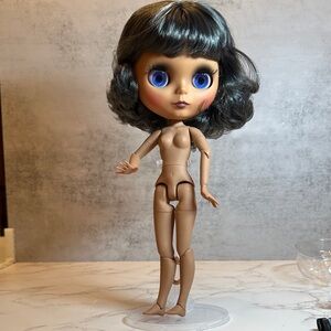 New Blythe Doll. Short Dark Gray Hair and Tan skin color